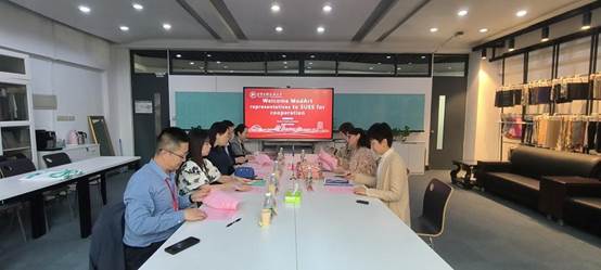 会议室里的人们
描述已自动生成