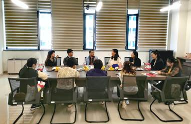 会议室里的人们
描述已自动生成