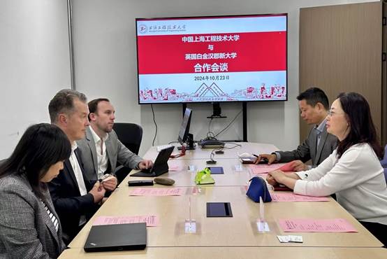 一群人坐在电脑前
描述已自动生成